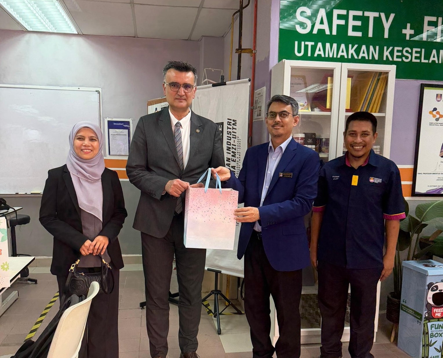 Visit by the Rector of Middle East Technical University (METU), Türkiye, to the EMZI NANO-CORE lab, UiTMCPP (photo 1 of 4)