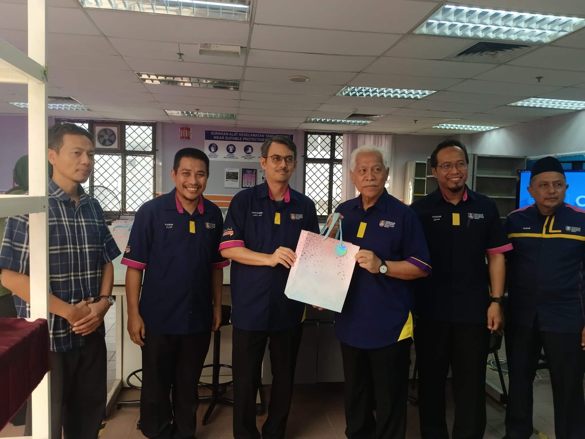 Visit by UiTM Pro-Chancellor Tan Sri Dato' Seri Idris Jusoh to the EMZI NANO-CORE lab, UiTMCPP (photo 1 of 7)