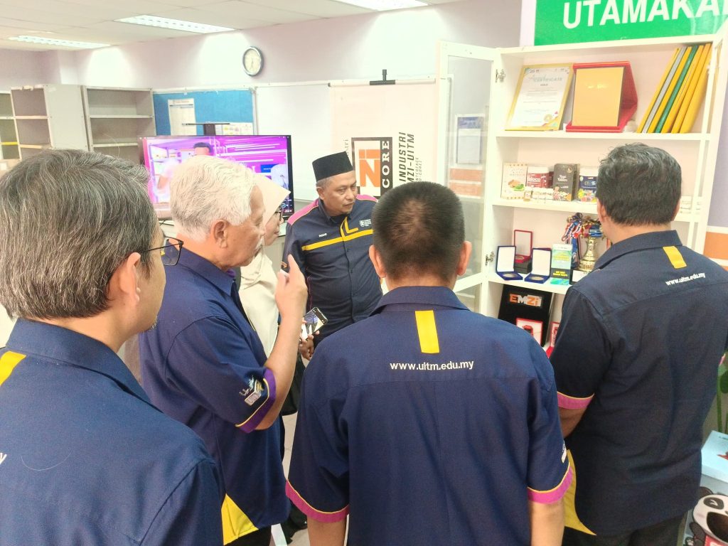 Visit by UiTM Pro-Chancellor Tan Sri Dato' Seri Idris Jusoh to the EMZI NANO-CORE lab, UiTMCPP (photo 3 of 7)