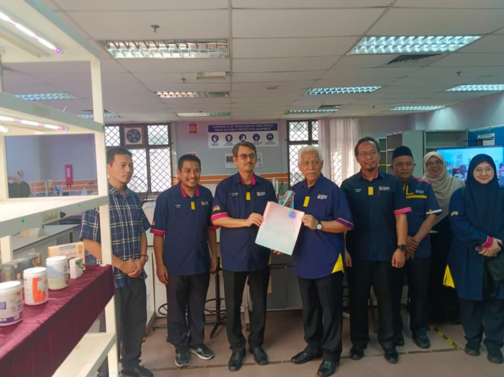 Visit by UiTM Pro-Chancellor Tan Sri Dato' Seri Idris Jusoh to the EMZI NANO-CORE lab, UiTMCPP (photo 4 of 7)