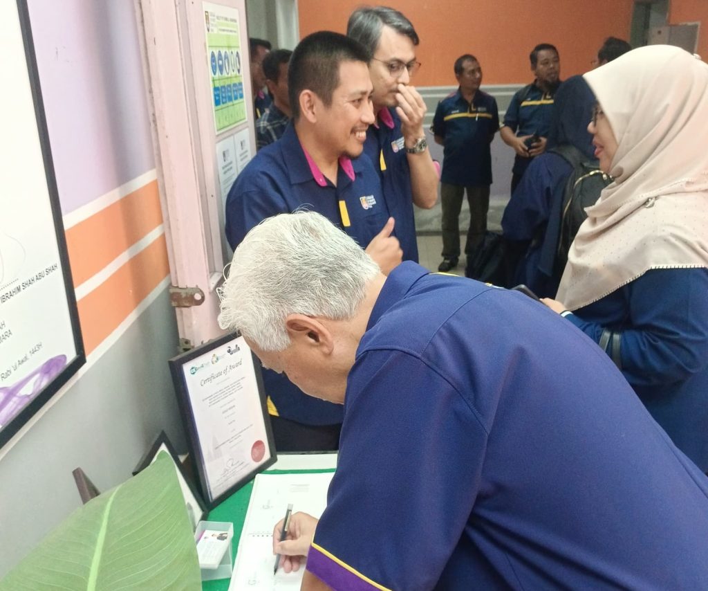 Visit by UiTM Pro-Chancellor Tan Sri Dato' Seri Idris Jusoh to the EMZI NANO-CORE lab, UiTMCPP (photo 5 of 7)