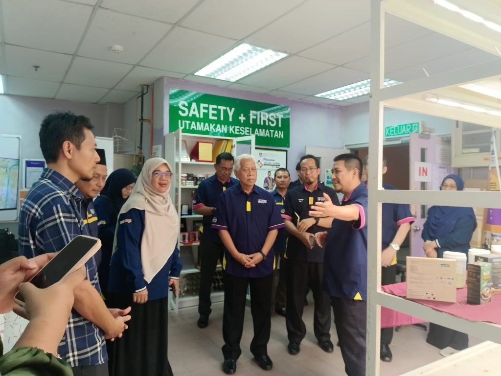 Visit by UiTM Pro-Chancellor Tan Sri Dato' Seri Idris Jusoh to the EMZI NANO-CORE lab, UiTMCPP (photo 6 of 7)