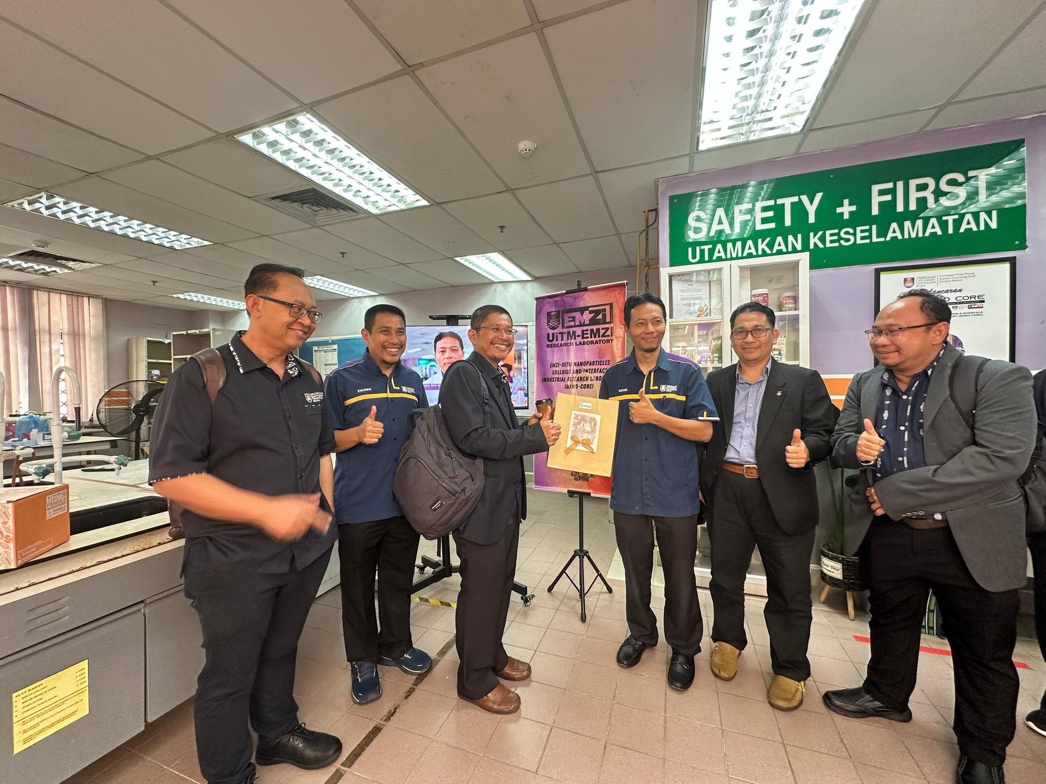 Visit by UiTM Cawangan Sarawak top management to the EMZI NANO-CORE lab, UiTMCPP (photo 1 of 3)