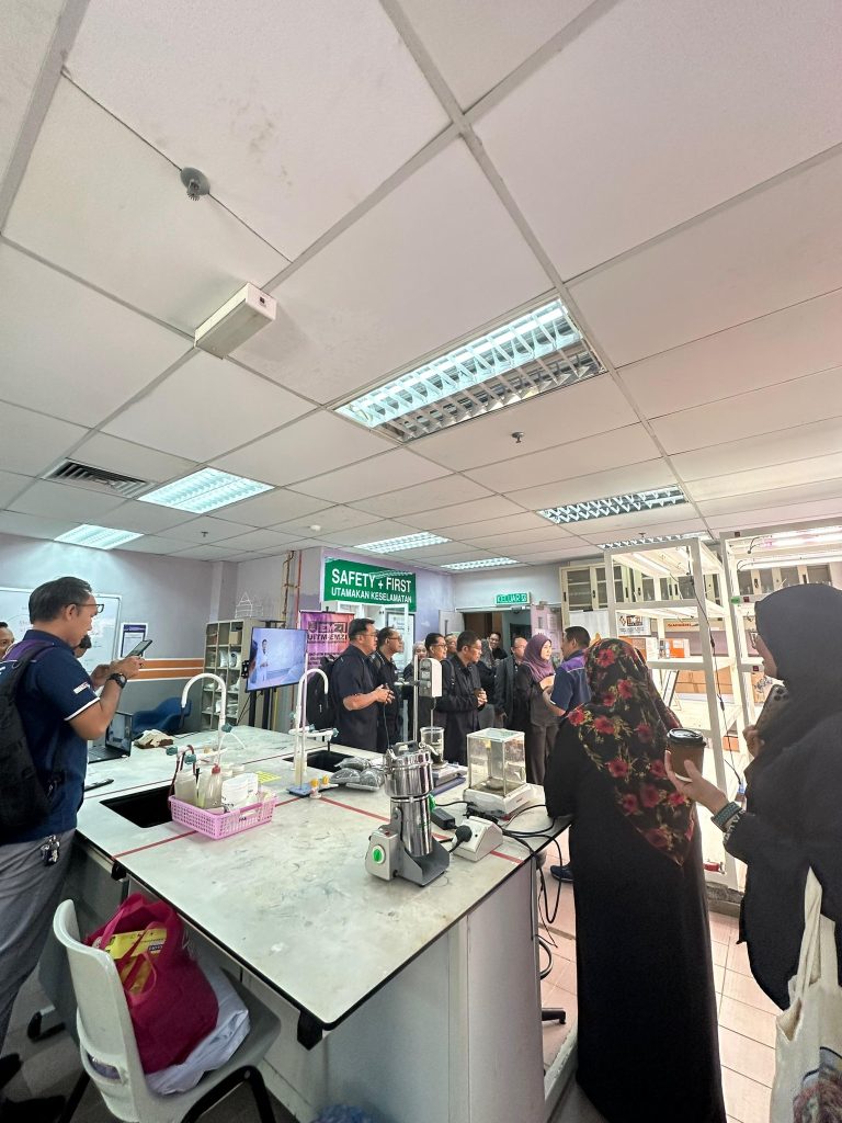 Visit by UiTM Cawangan Sarawak top management to the EMZI NANO-CORE lab, UiTMCPP (photo 2 of 3)