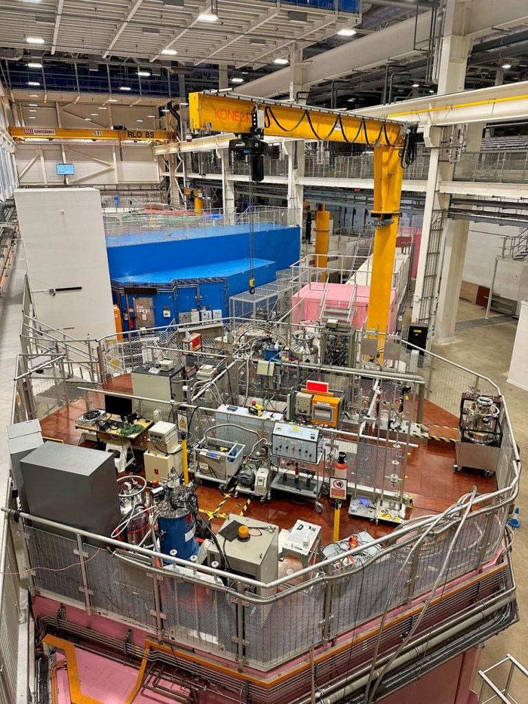 UiTMCPP researchers at the ISIS Neutron and Muon Source, England, 2024 (photo 2 of 5)