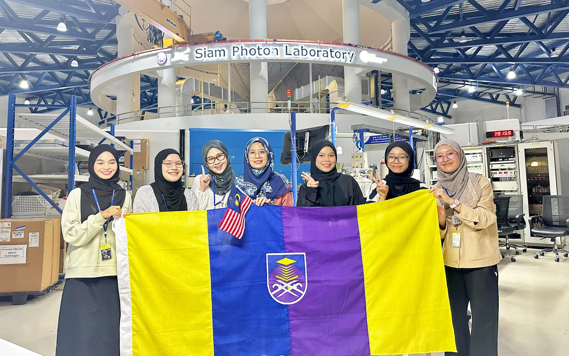 UiTMCPP researchers at the Synchrotron Light Research Institute (SLRI), Thailand, December 2024 (photo 1 of 5)