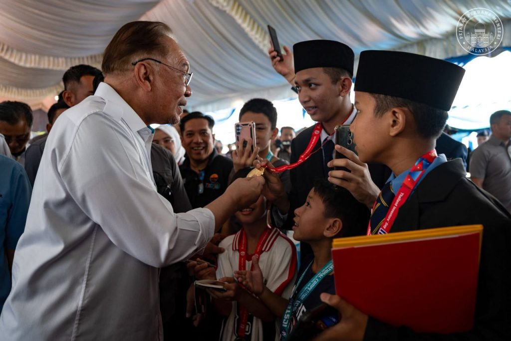 SEDIA innovation program pupils and team, Permatang Pauh (photo 2 of 10)