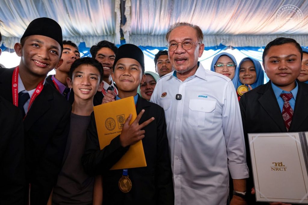 SEDIA innovation program pupils and team, Permatang Pauh (photo 6 of 10)