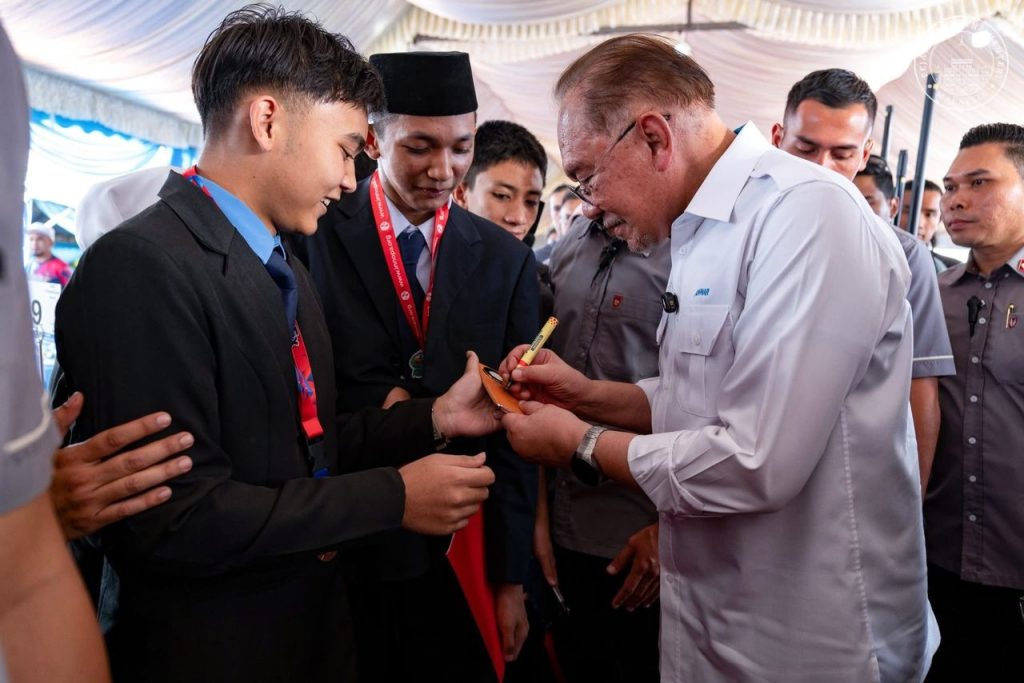 SEDIA innovation program pupils and team, Permatang Pauh (photo 8 of 10)