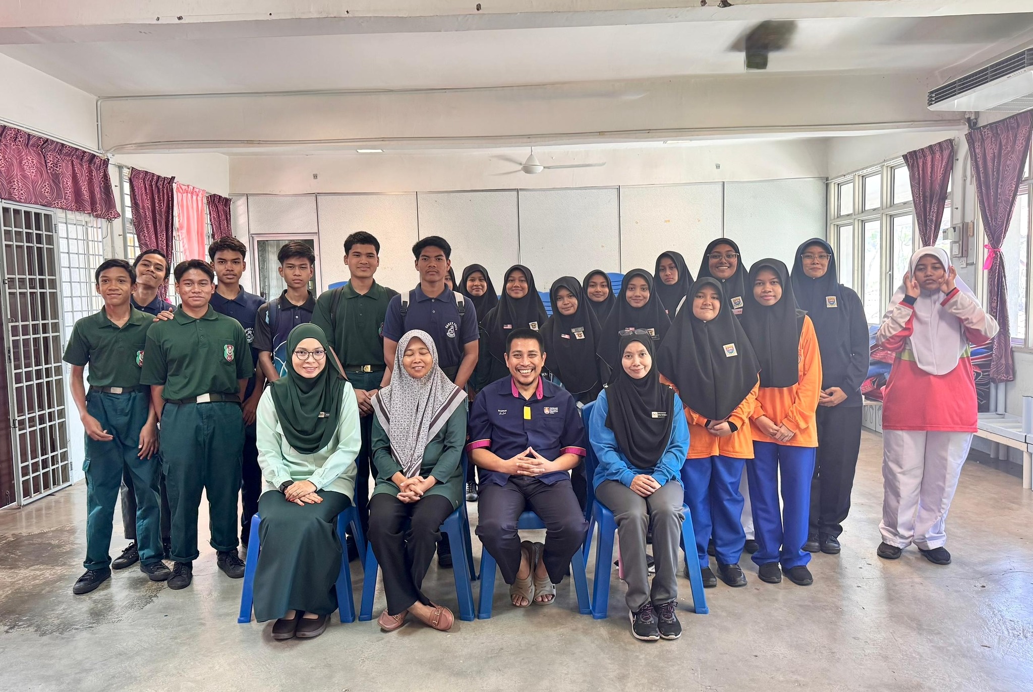 SEDIA innovation support visit to SMK Pauh Jaya and SMK Mengkuang pupils (photo 1 of 6)