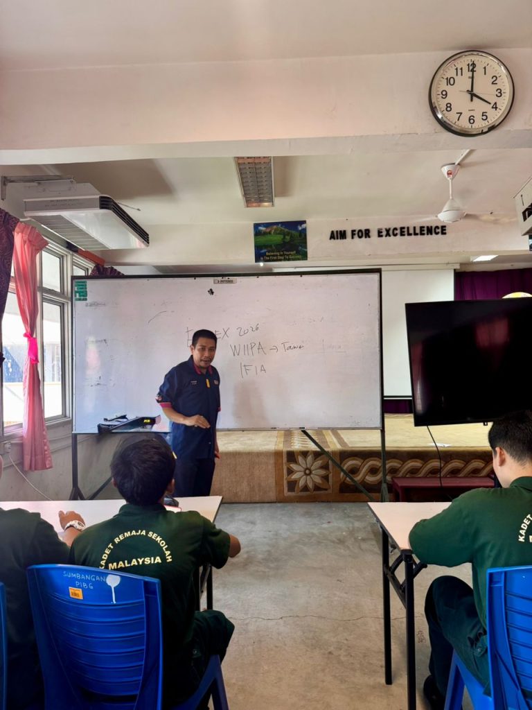 SEDIA innovation support visit to SMK Pauh Jaya and SMK Mengkuang pupils (photo 2 of 6)