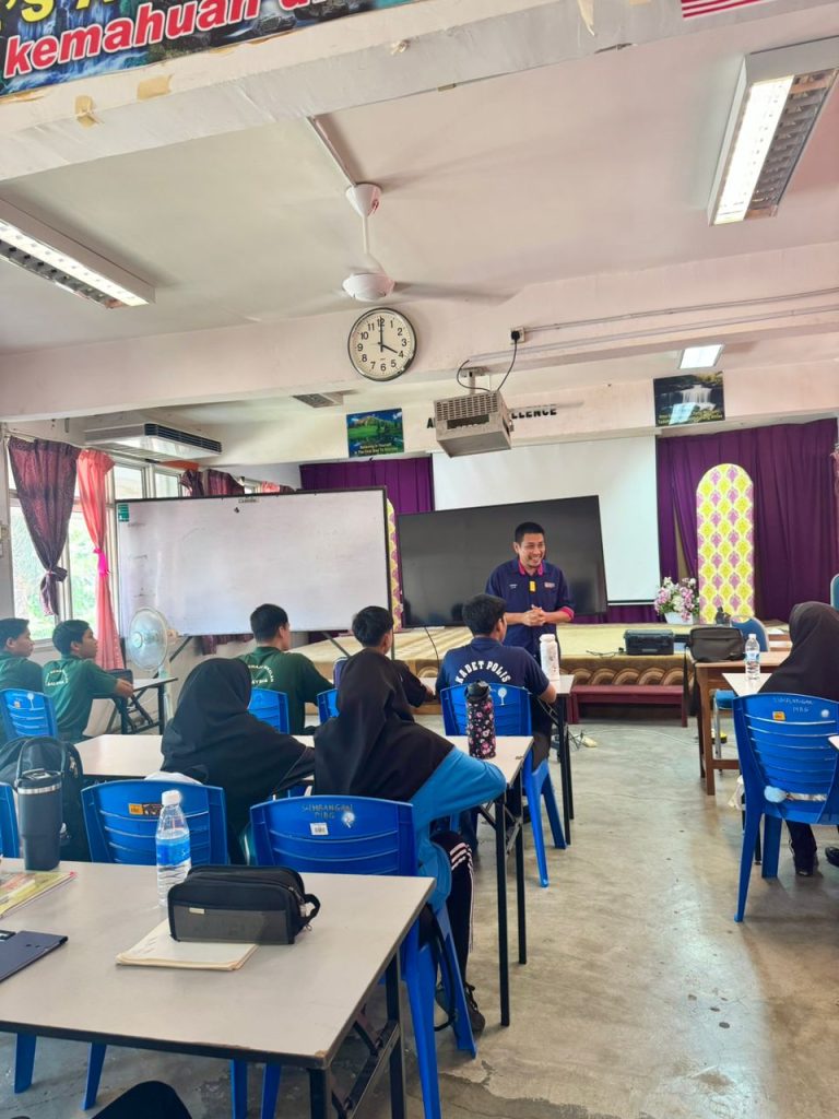 SEDIA innovation support visit to SMK Pauh Jaya and SMK Mengkuang pupils (photo 3 of 6)