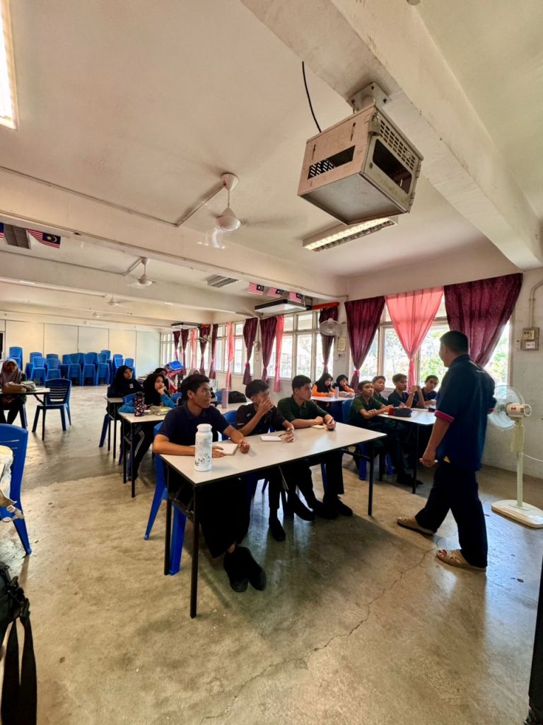 SEDIA innovation support visit to SMK Pauh Jaya and SMK Mengkuang pupils (photo 4 of 6)