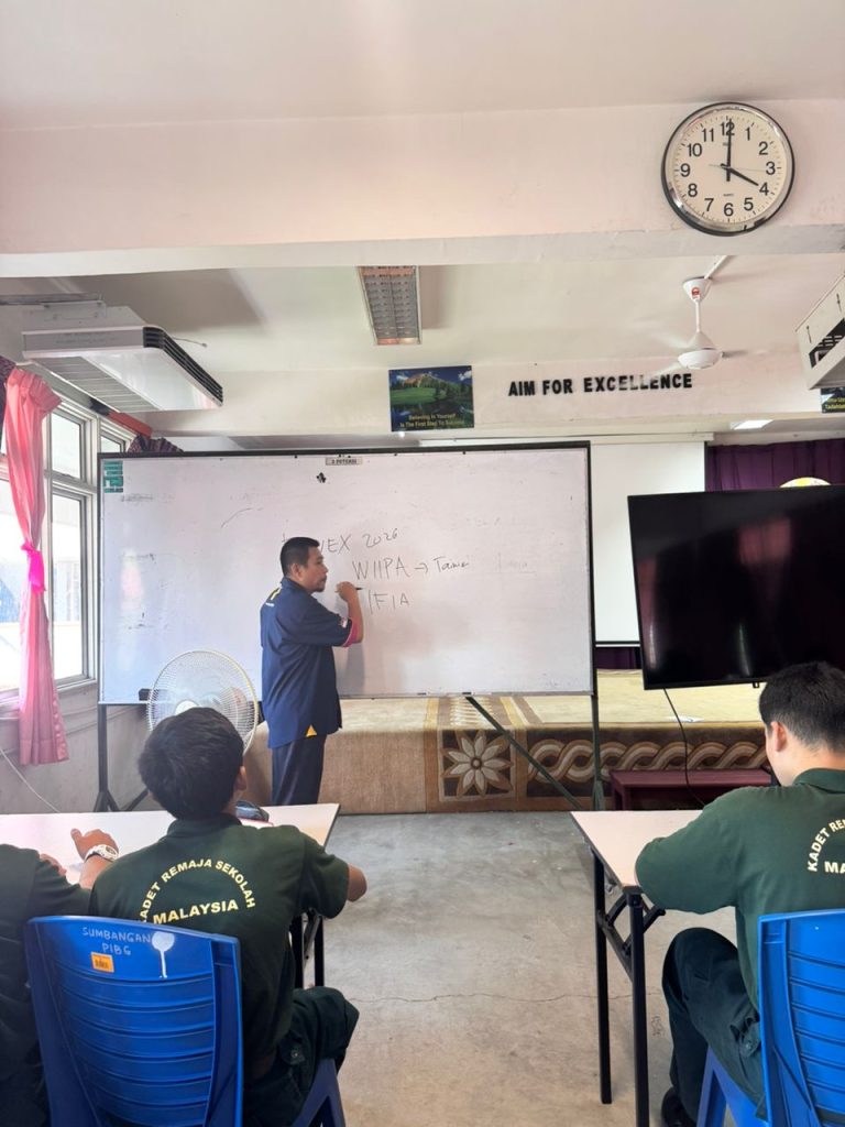 SEDIA innovation support visit to SMK Pauh Jaya and SMK Mengkuang pupils (photo 5 of 6)