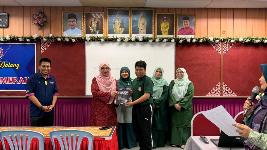 STI 100³ Scientists to Schools program at SMK Air Merah, Kulim (photo 5 of 8)