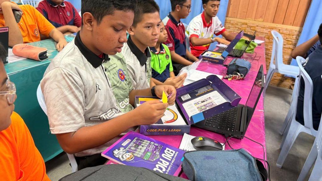 STI 100³ Scientists to Schools program at SMK Air Merah, Kulim (photo 6 of 8)