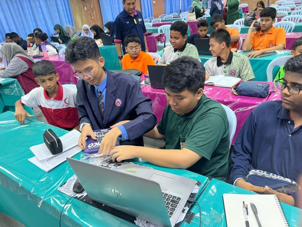 STI 100³ Scientists to Schools program at SMK Air Merah, Kulim (photo 7 of 8)