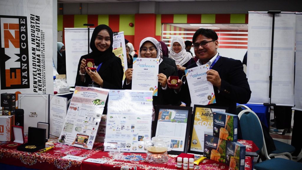 i-SIIDEC 2024: Team members holding certificates and medals at the booth