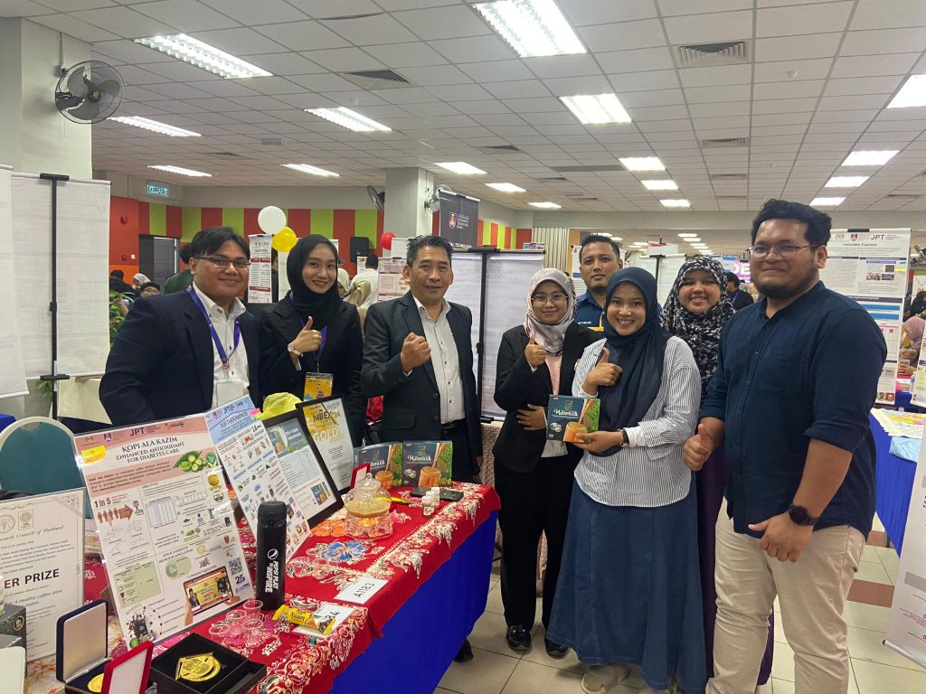 i-SIIDEC 2024: Team with visitors at the booth