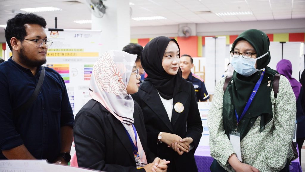 i-SIIDEC 2024: Team members talking with visitors