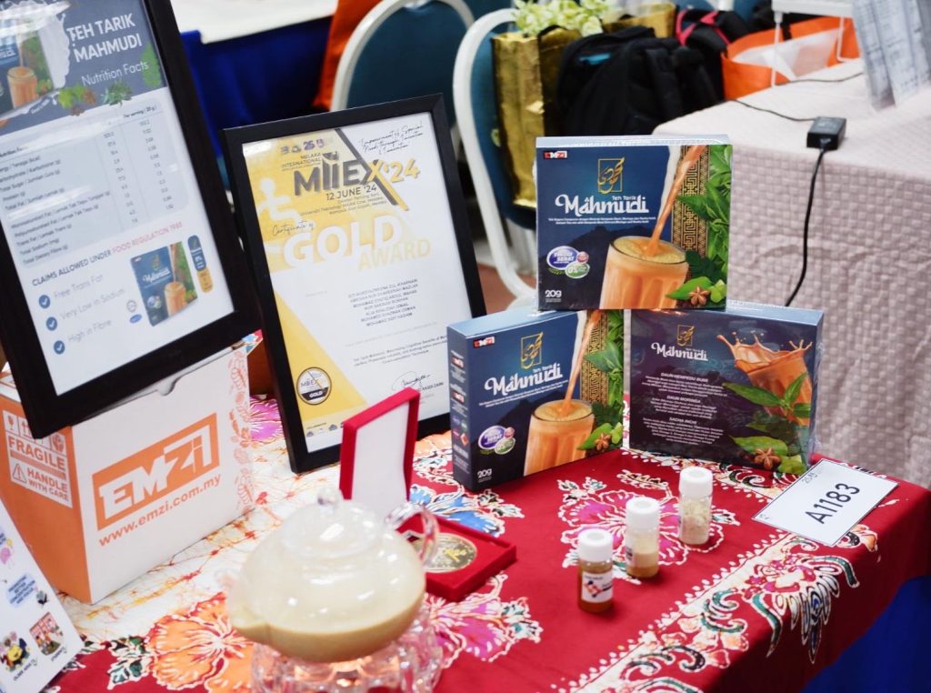 i-SIIDEC 2024: Teh Tarik Mahmudi display with a framed MIIEX’24 gold certificate