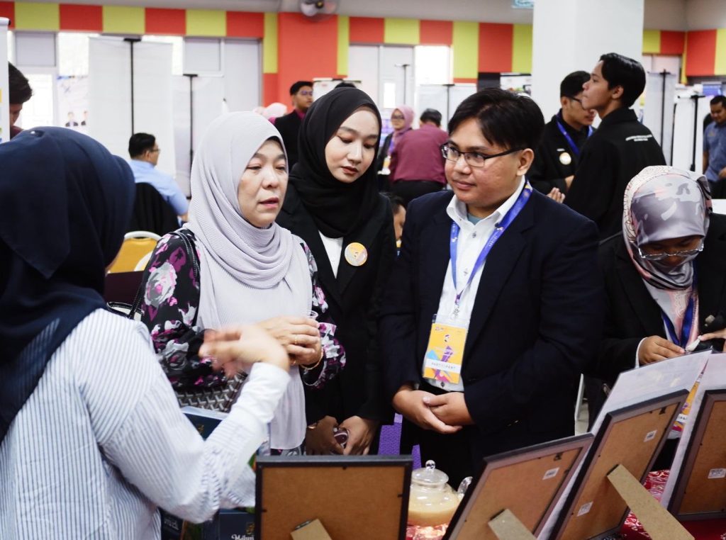 i-SIIDEC 2024: Team members with visitors at the booth