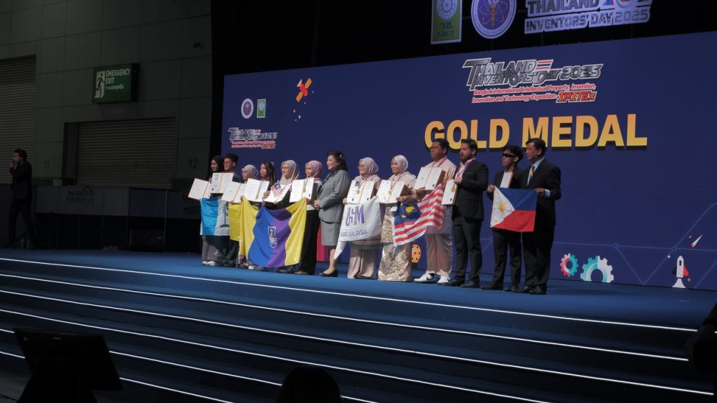 IPITEx 2025: Award winners on stage under the Gold Medal screen