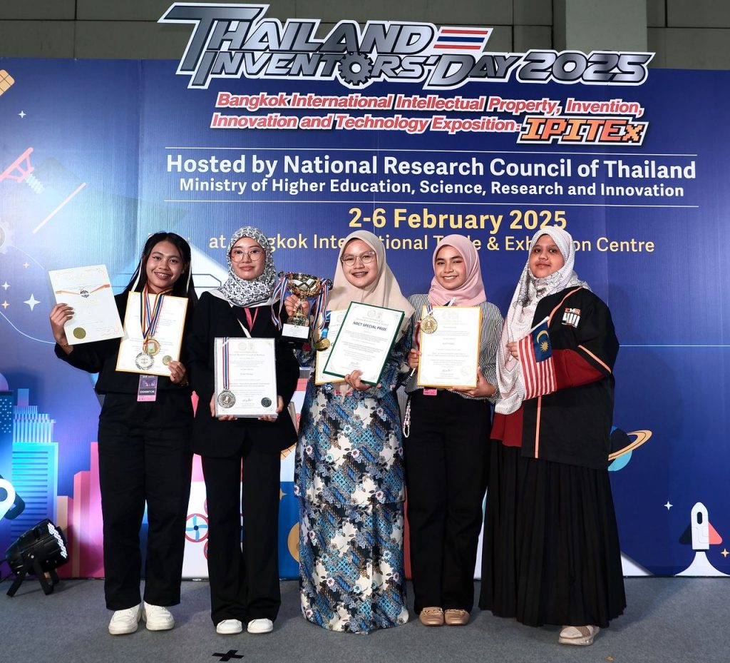 IPITEx 2025: Team with certificates and medals at the Thailand Inventors’ Day 2025 backdrop