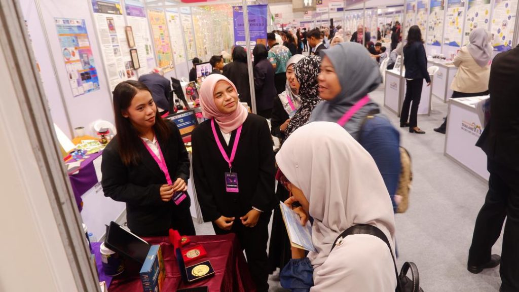IPITEx 2025: Team members with visitors at the booth