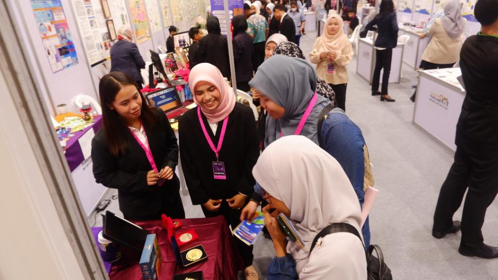 IPITEx 2025: Team members with visitors at the booth