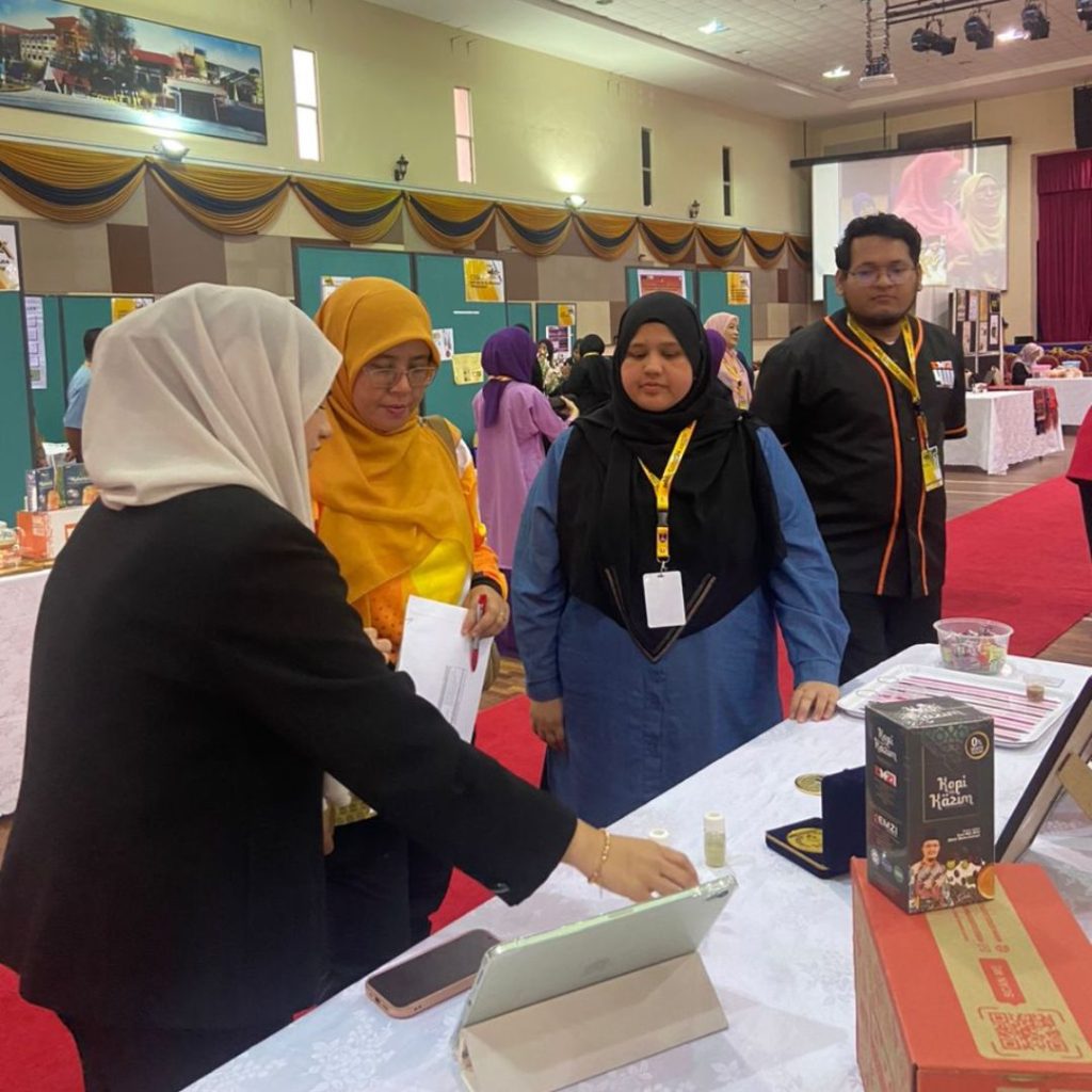 MIIEX’24: A team member showing products to visitors