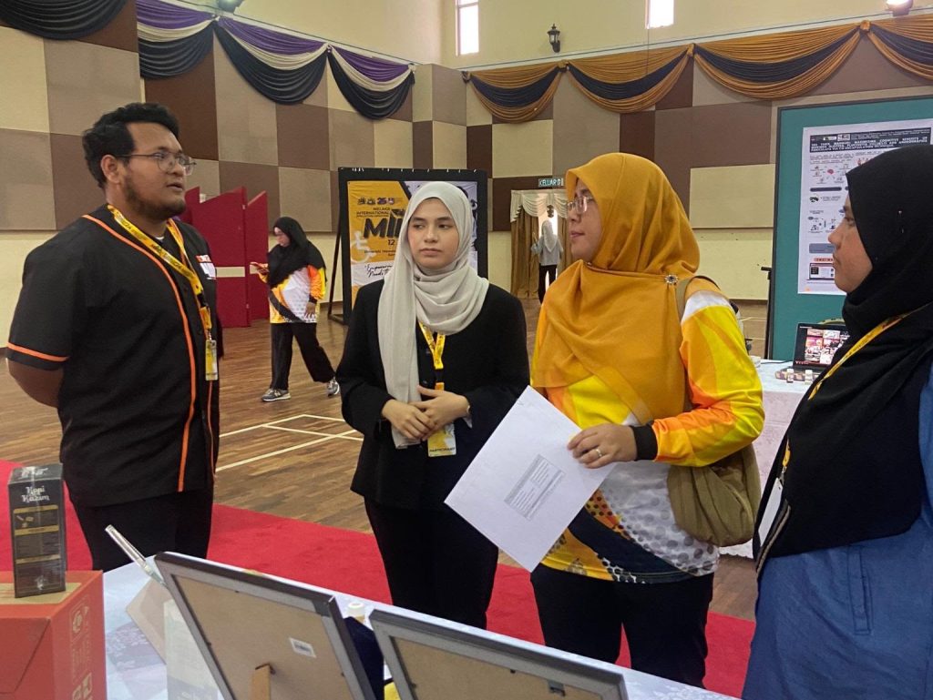 MIIEX’24: Team members talking with a visitor