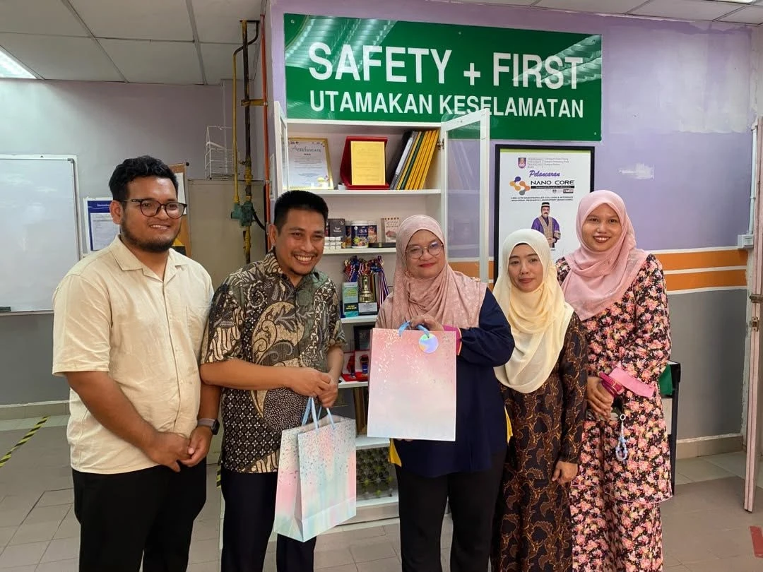 UiTM visitors and the EMZI NANO-CORE team with gift bags in the MIH EMZI NANO-CORE lab